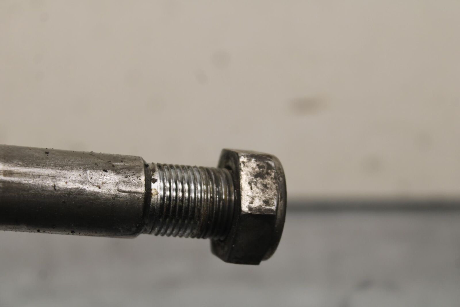 1998 Yamaha Vmax 1200 VMX1200 REAR AXLE BACK WHEEL RIM PIVOT BOLT AXEL BB620