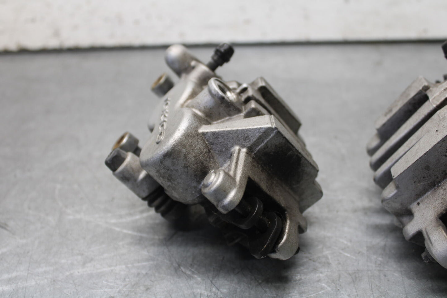 05-09 SUZUKI BOULEVARD C90 RIGHT LEFT FRONT BRAKE CALIPER SET PAIR BB692