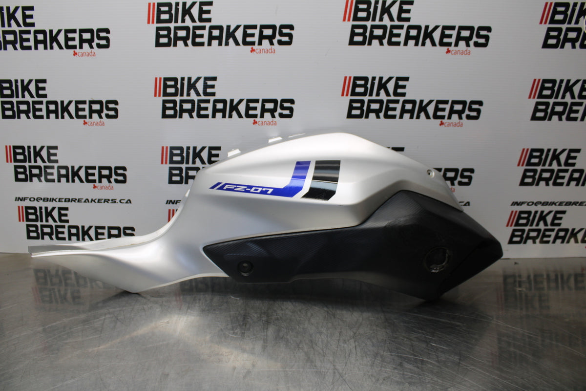 14-17 YAMAHA FZ07 RIGHT LOWER MID UPPER SIDE FAIRING COWL  BB162