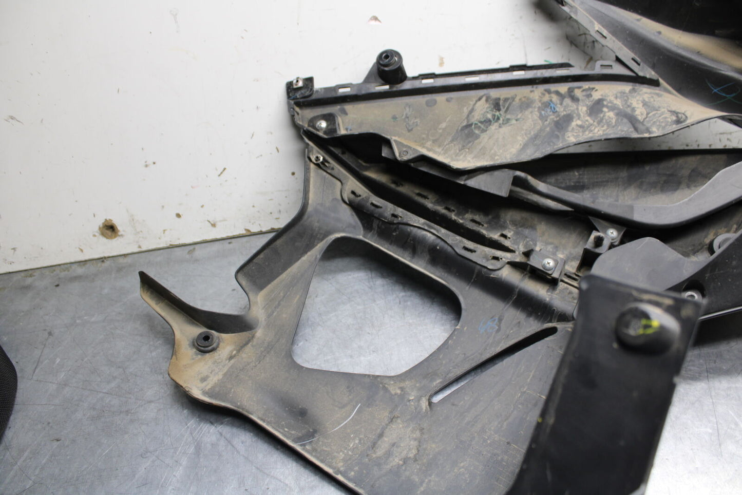 19-24 YAMAHA R3 LEFT LOWER MID UPPER SIDE FAIRING COWL BB736