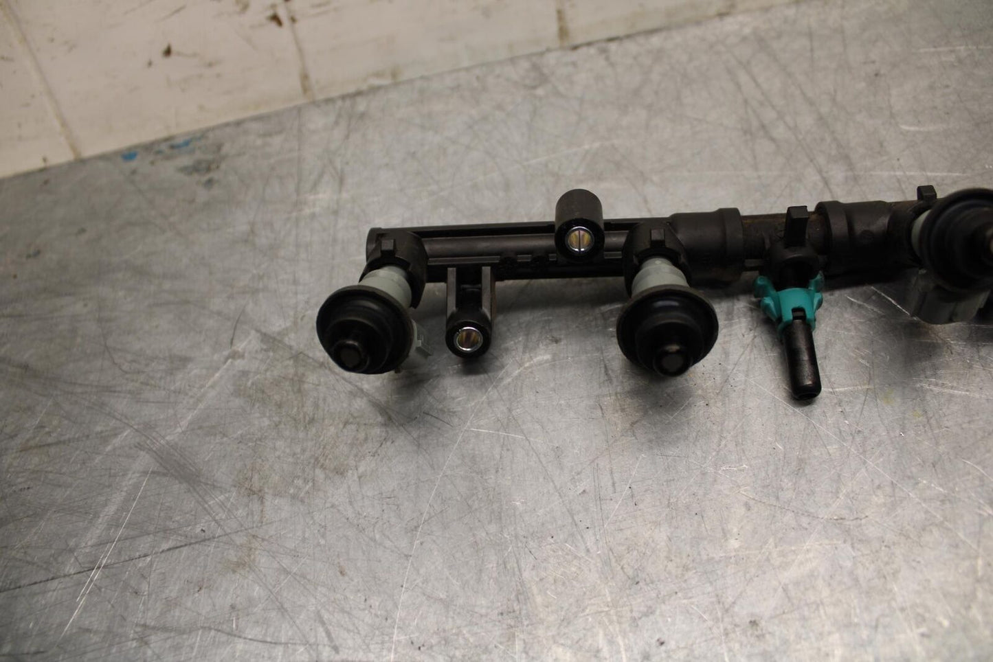 09-12 HONDA CBR600RR SECONDARY FUEL INJECTORS TOP AIRBOX GAS RAIL BB450