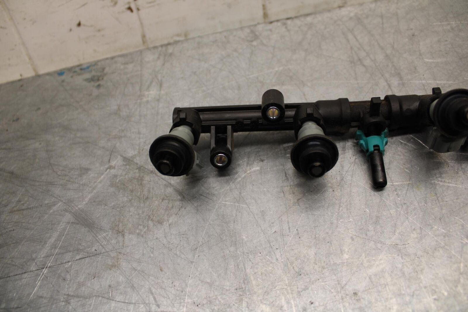 09-12 HONDA CBR600RR SECONDARY FUEL INJECTORS TOP AIRBOX GAS RAIL BB450
