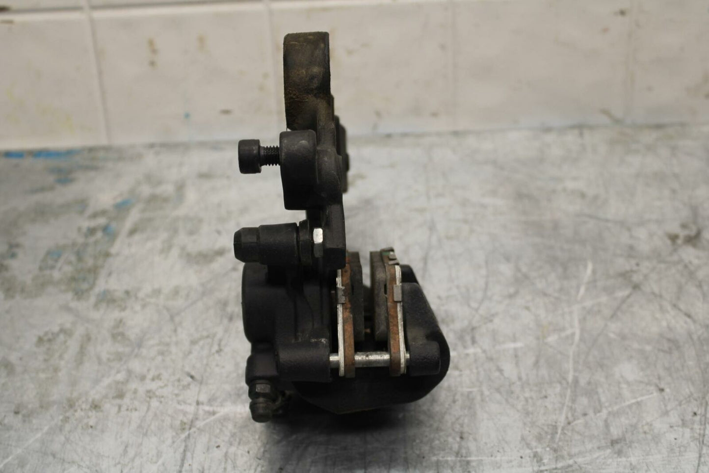 19-20 KAWASAKI NINJA ZX6R REAR BACK BRAKE CALIPER W MOUNT BRACKET BB419