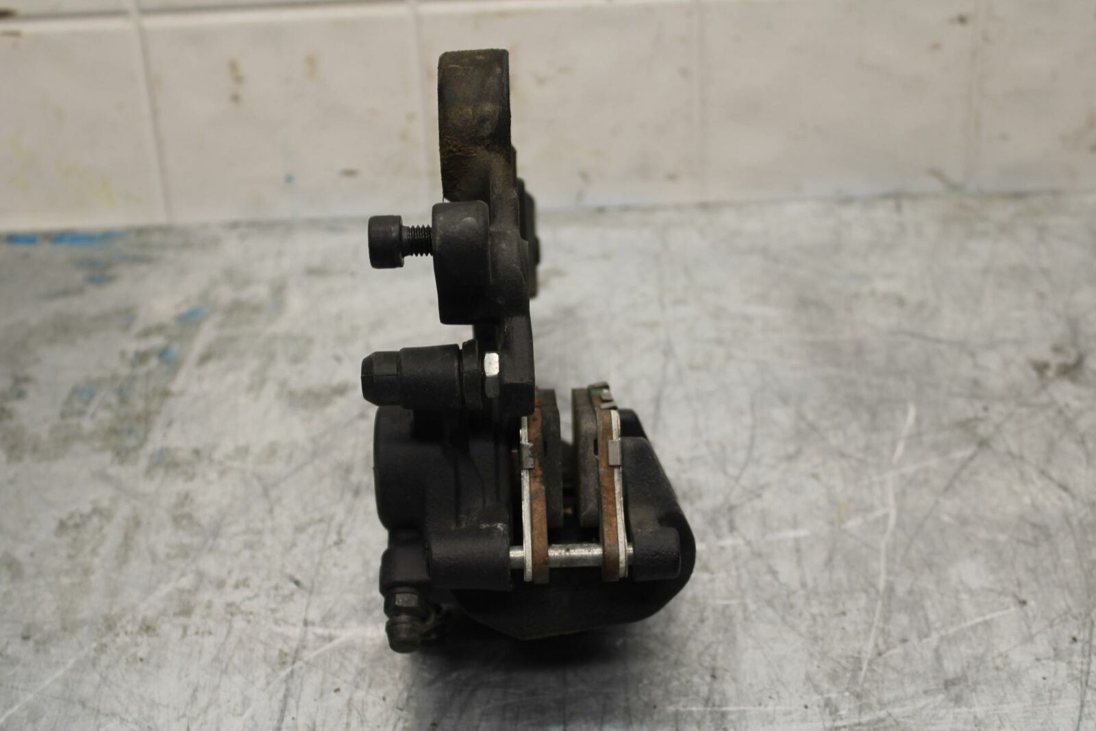 19-20 KAWASAKI NINJA ZX6R REAR BACK BRAKE CALIPER W MOUNT BRACKET BB419