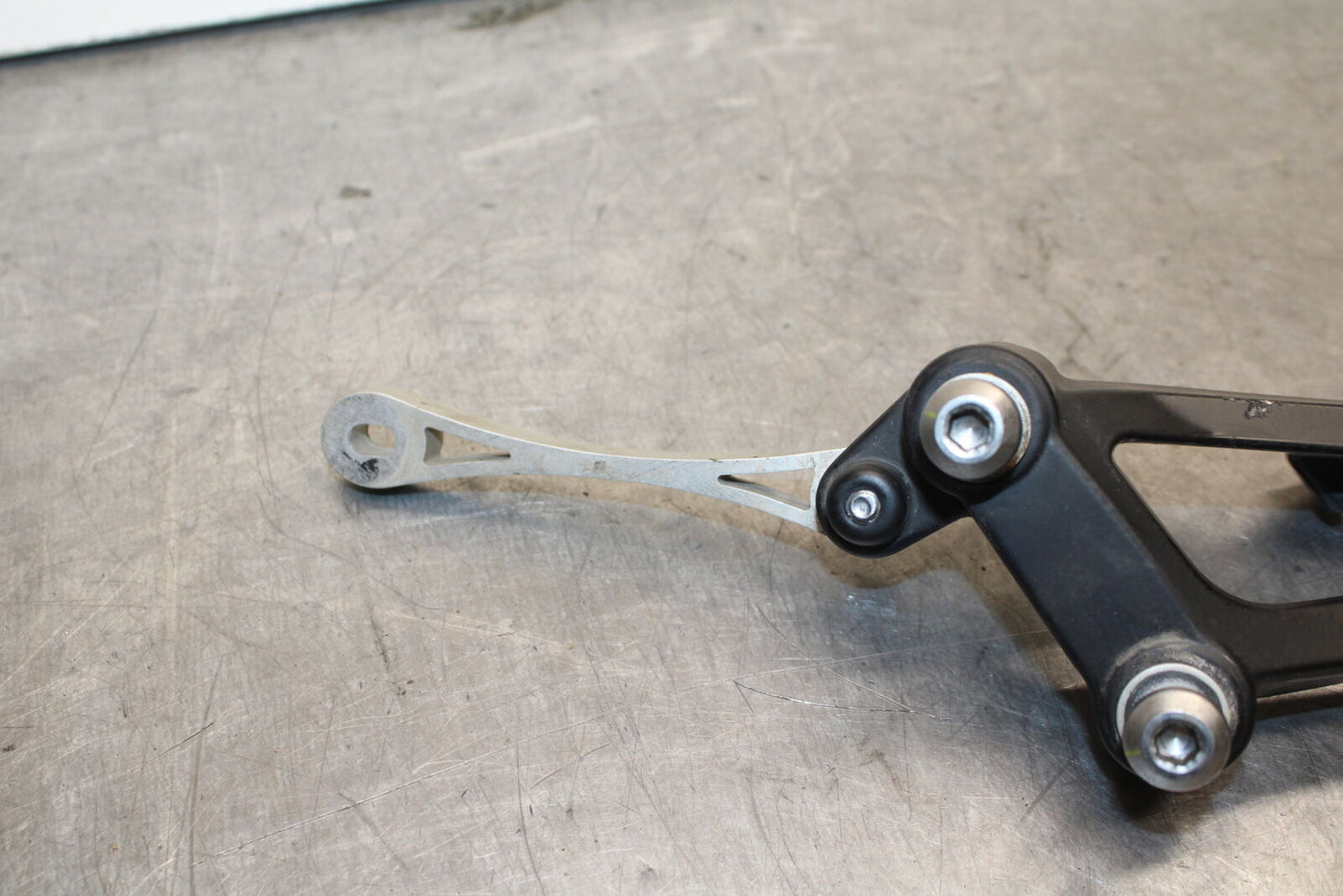 09-14 YAMAHA YZF R1 RIGHT REAR BACK PASSENGER PEG BB118
