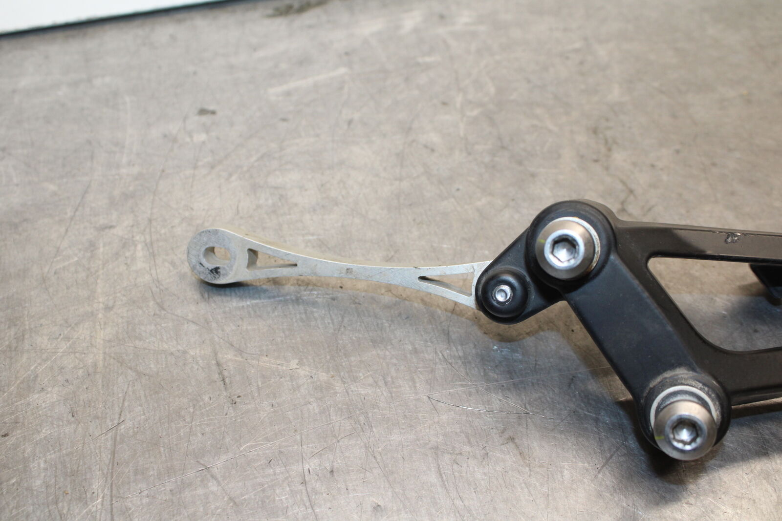 09-14 YAMAHA YZF R1 RIGHT REAR BACK PASSENGER PEG BB118