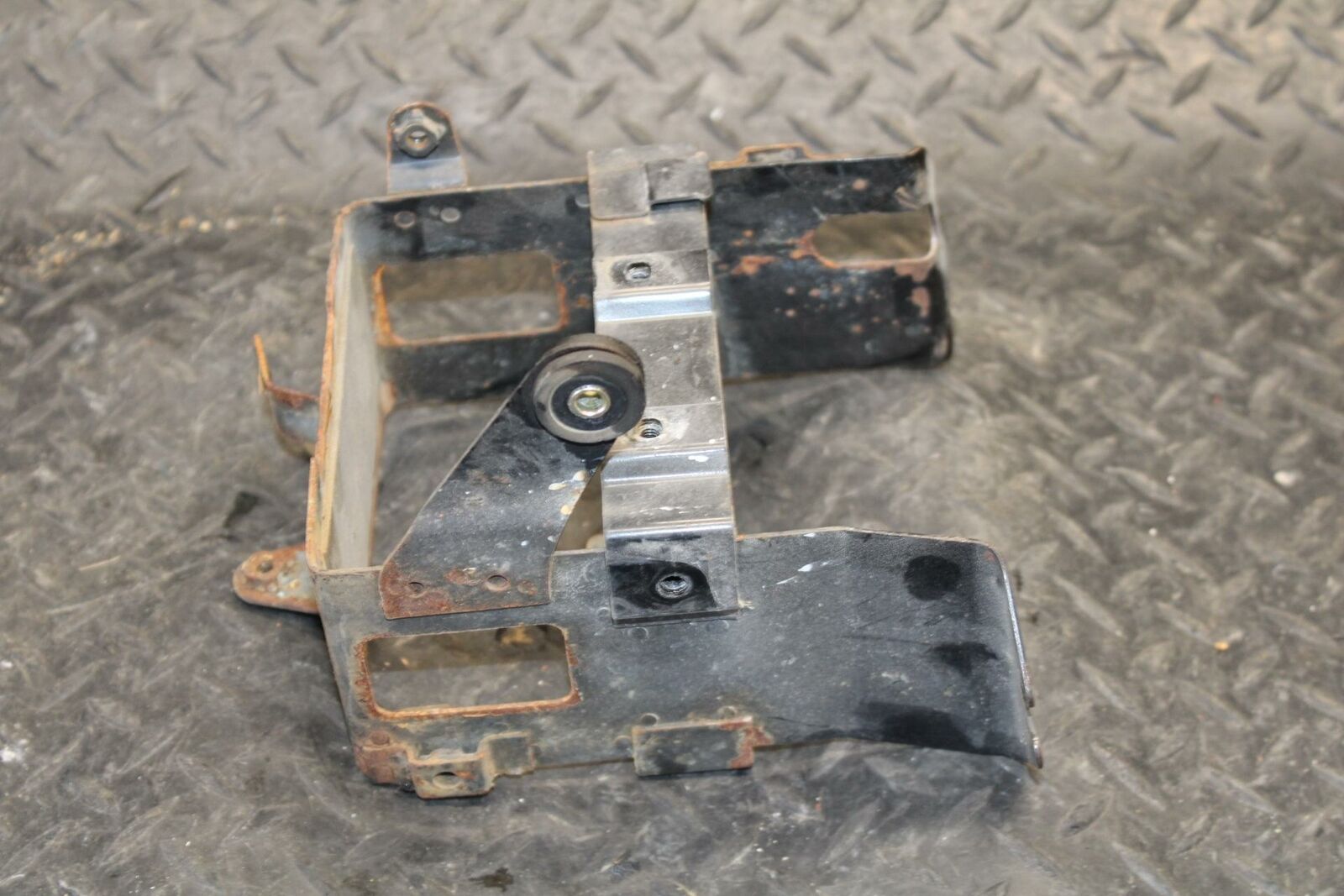 86 SUZUKI GSXR1100 G REAR BACK TAIL UNDERTAIL BATTERY TRAY PLASTIC BB227