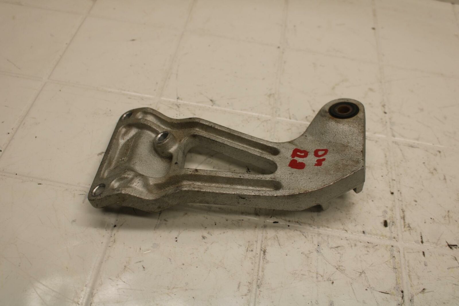 88-89 SUZUKI GSXR750 RIGHT REAR PASSANGER PEG BRACKET MOUNT BB18