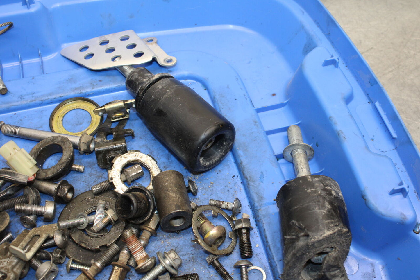 05-06 HONDA CBR600RR MOUNTING BOLTS HARDWARE MOTOR SCREWS BB739