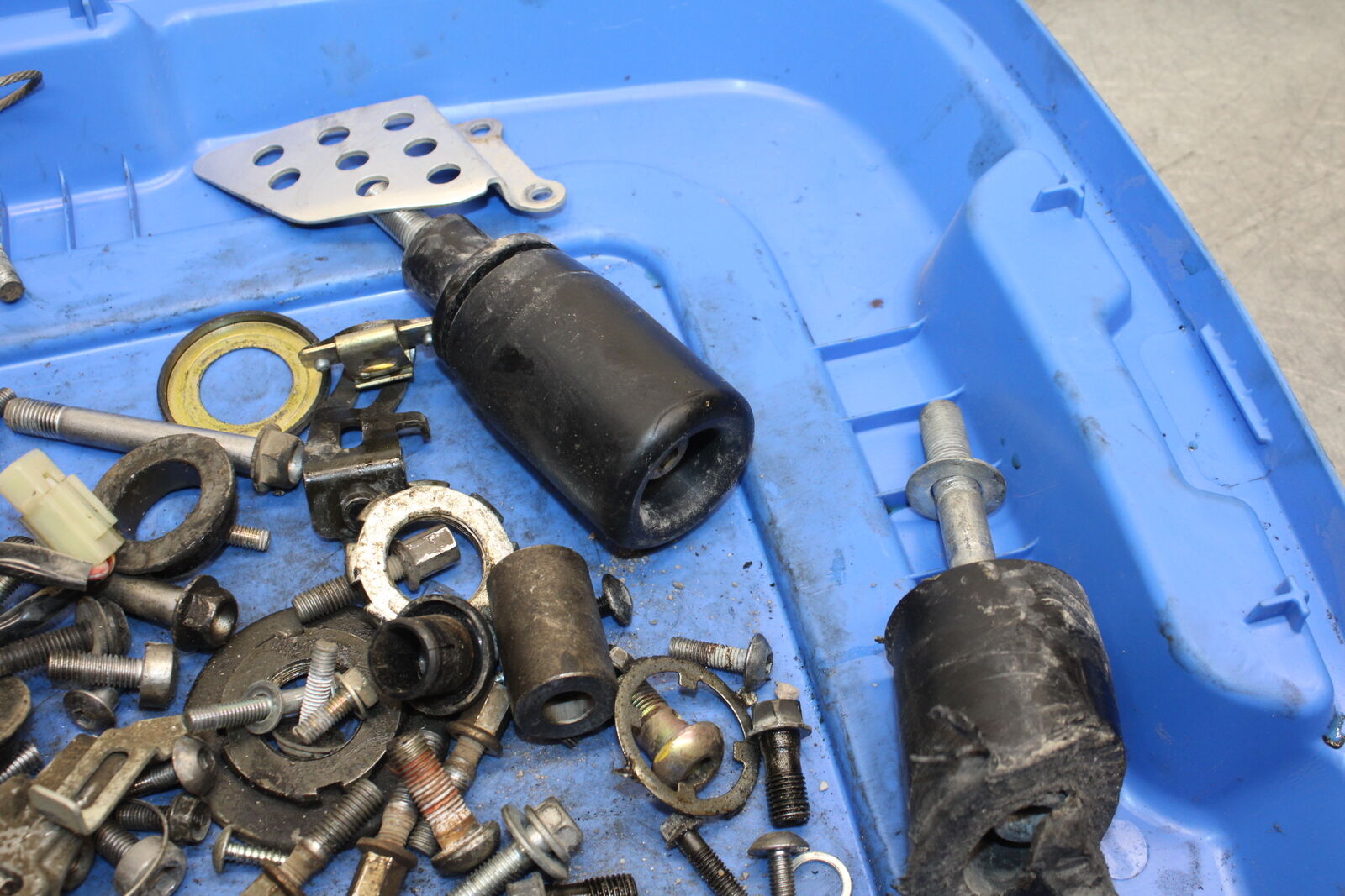 05-06 HONDA CBR600RR MOUNTING BOLTS HARDWARE MOTOR SCREWS BB739