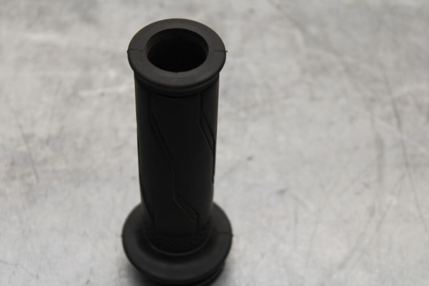 19-21 YAMAHA YZF R3 RIGHT THROTTLE GRIP BB588