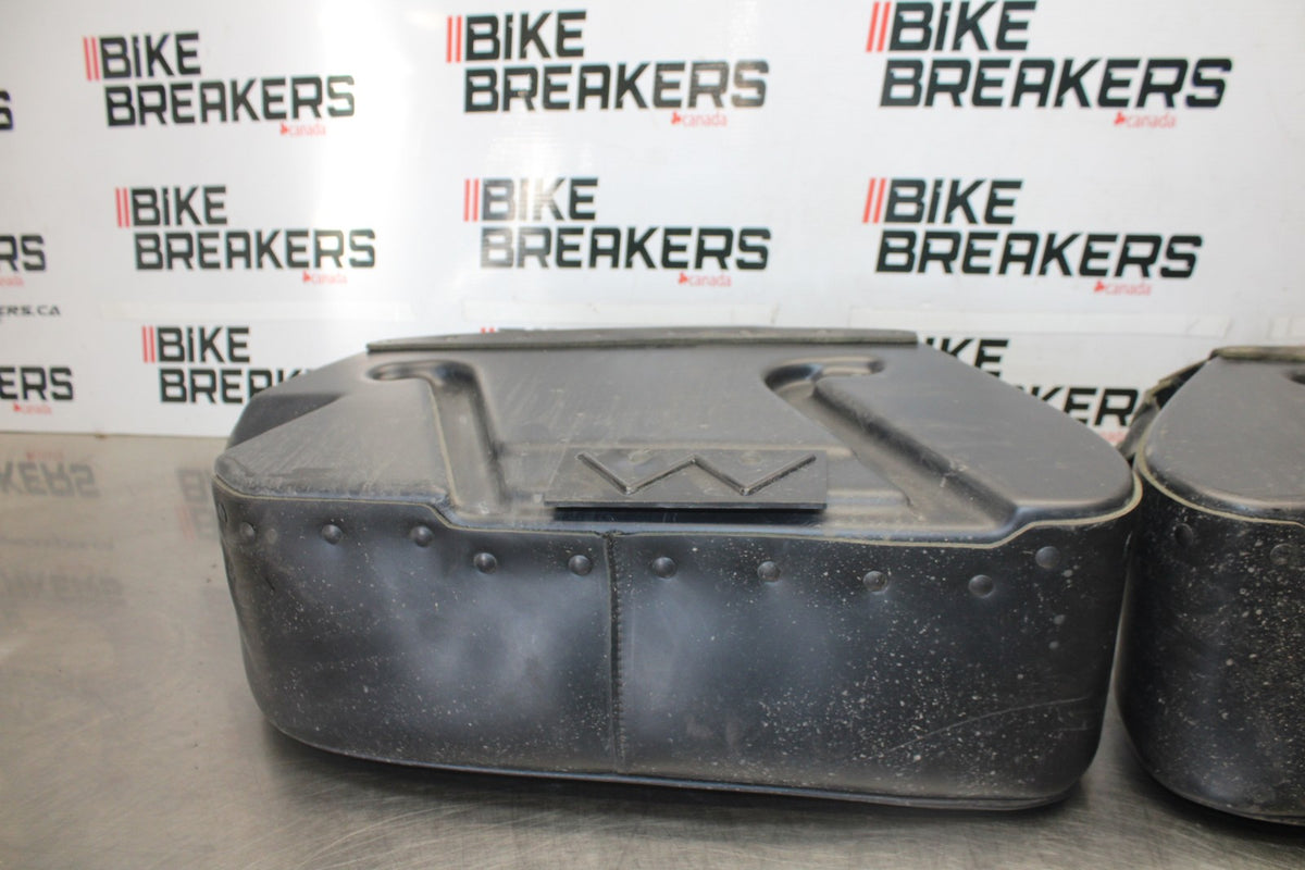 05-09 SUZUKI BOULEVARD C90 SIDE CARGO LUGGAGE SADDLEBAG BAG COMPARTMENT BB918