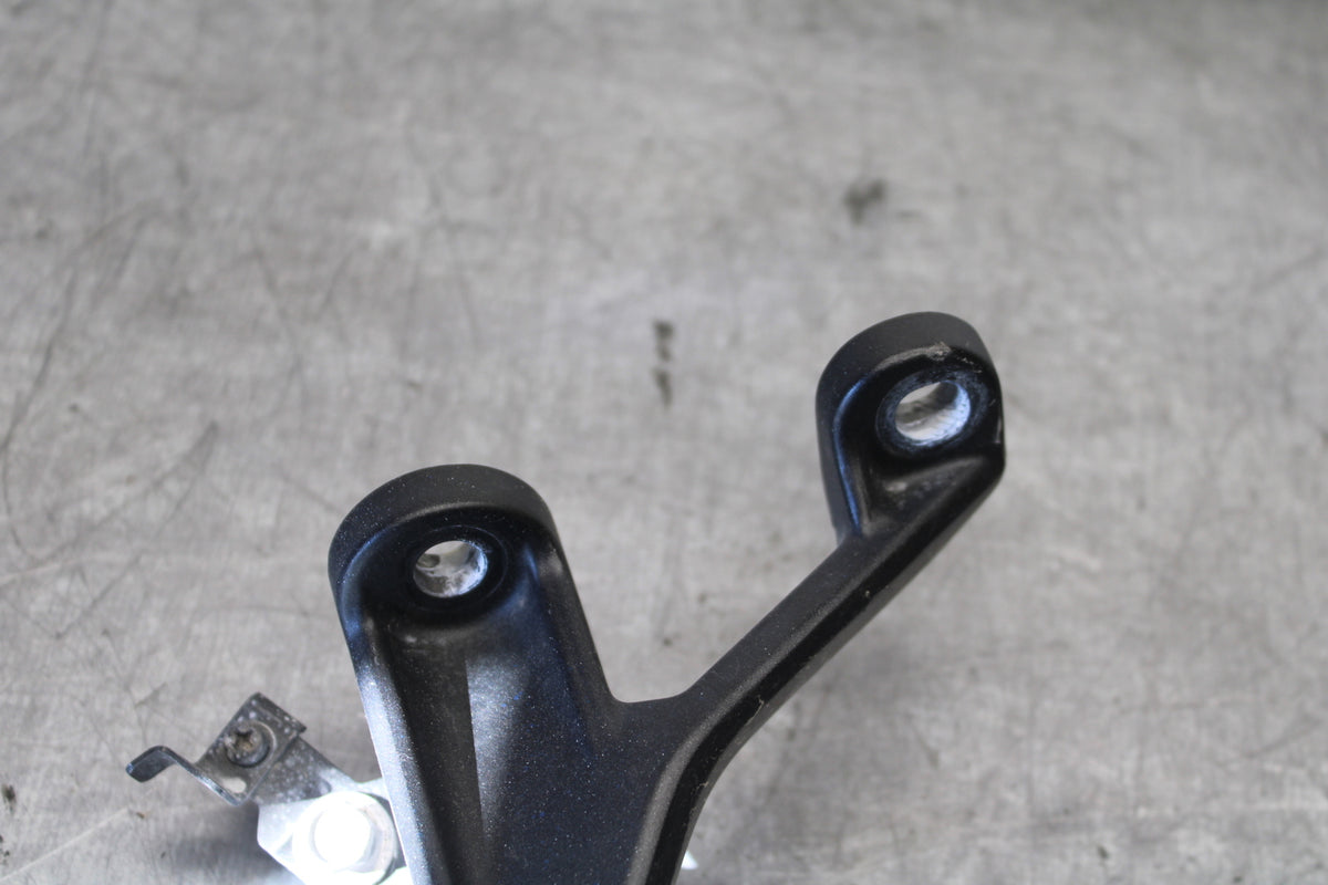 19-22 KAWASAKI Z400 REAR BACK PASSENGER PEG SET PAIR BB708
