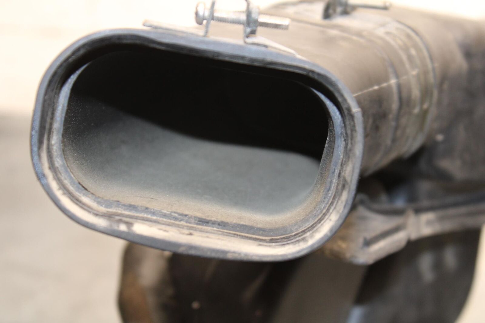 2000 Kawasaki Ninja ZX12R ZX1200A LEFT/ RIGHT RAM AIR INTAKE DUCT SET BB565