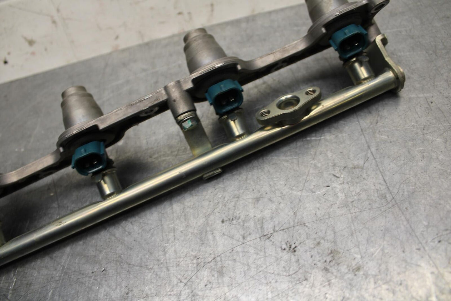 06-07 HONDA CBR1000RR SECONDARY FUEL INJECTORS TOP AIRBOX GAS RAIL BB75