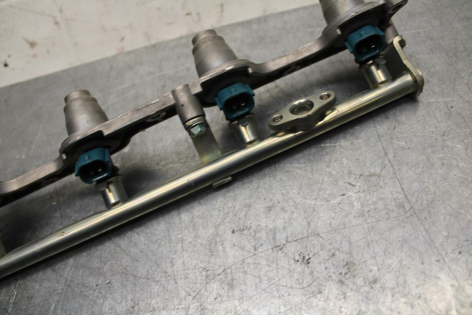 06-07 HONDA CBR1000RR SECONDARY FUEL INJECTORS TOP AIRBOX GAS RAIL BB75