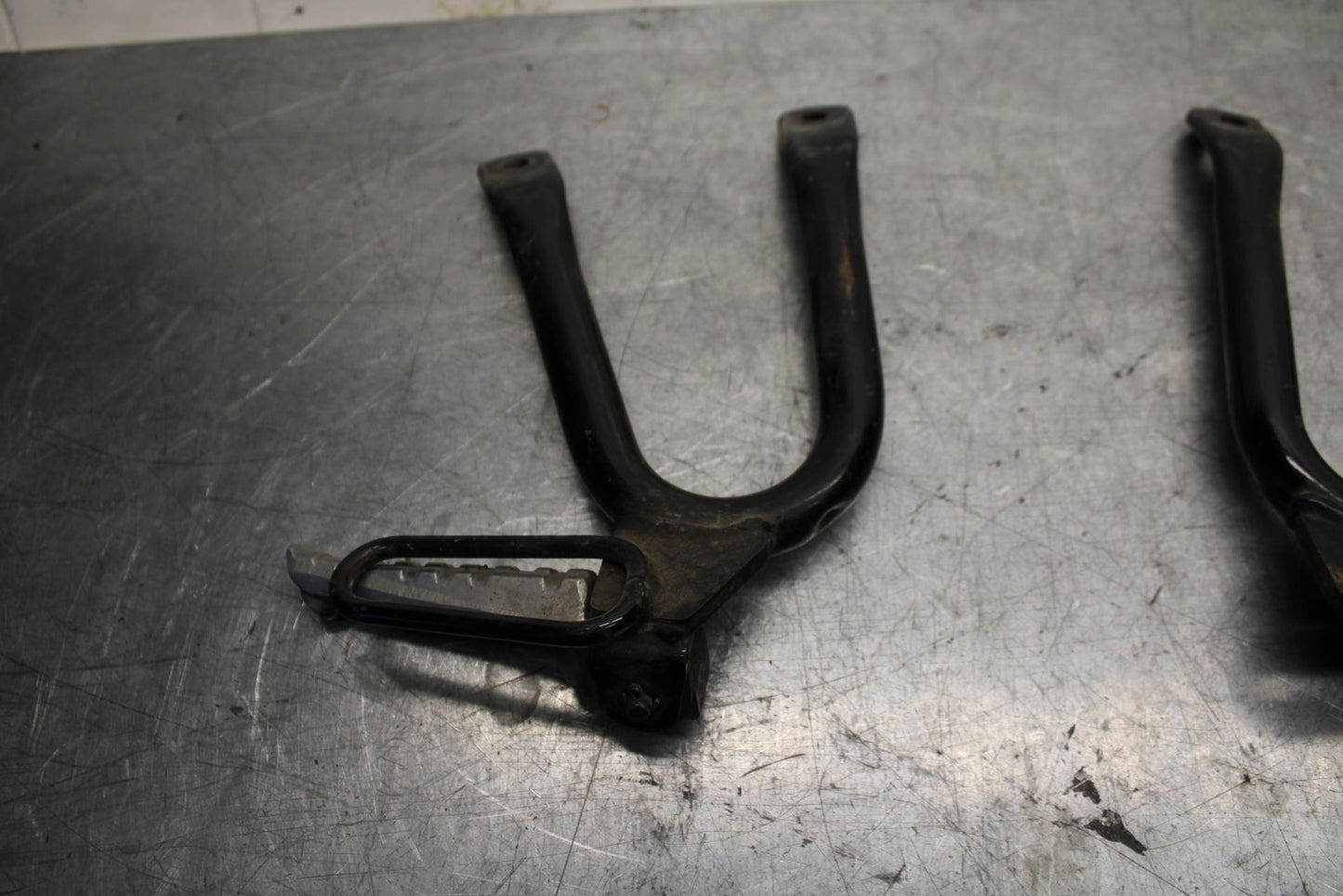 89-90 YAMAHA FZR600 REAR BACK PASSENGER PEG SET PAIR BB76