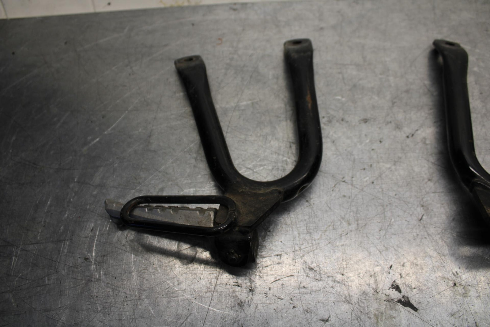 89-90 YAMAHA FZR600 REAR BACK PASSENGER PEG SET PAIR BB76