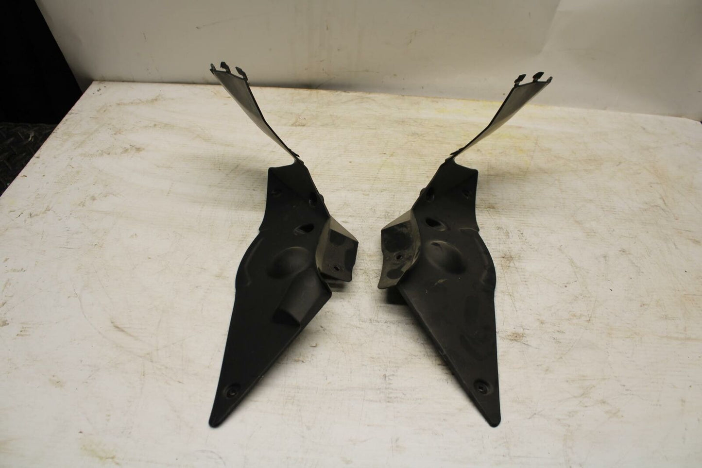 11-12 KAWASAKI NINJA 400 EX400 C LOWER FRONT UPPER INNER HEADLIGHT COWL BB358