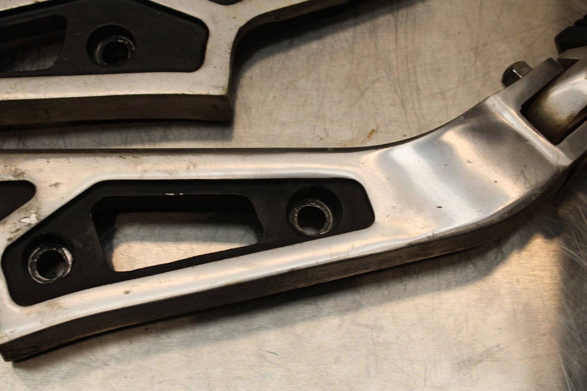 86 SUZUKI GS750ES REAR BACK PASSENGER PEG SET PAIR BB140