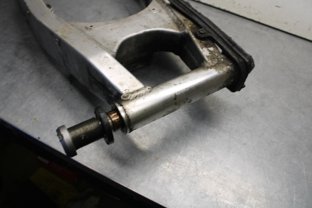 01-03 SUZUKI GSXR600 REAR SWINGARM BACK SUSPENSION SWING ARM BB639