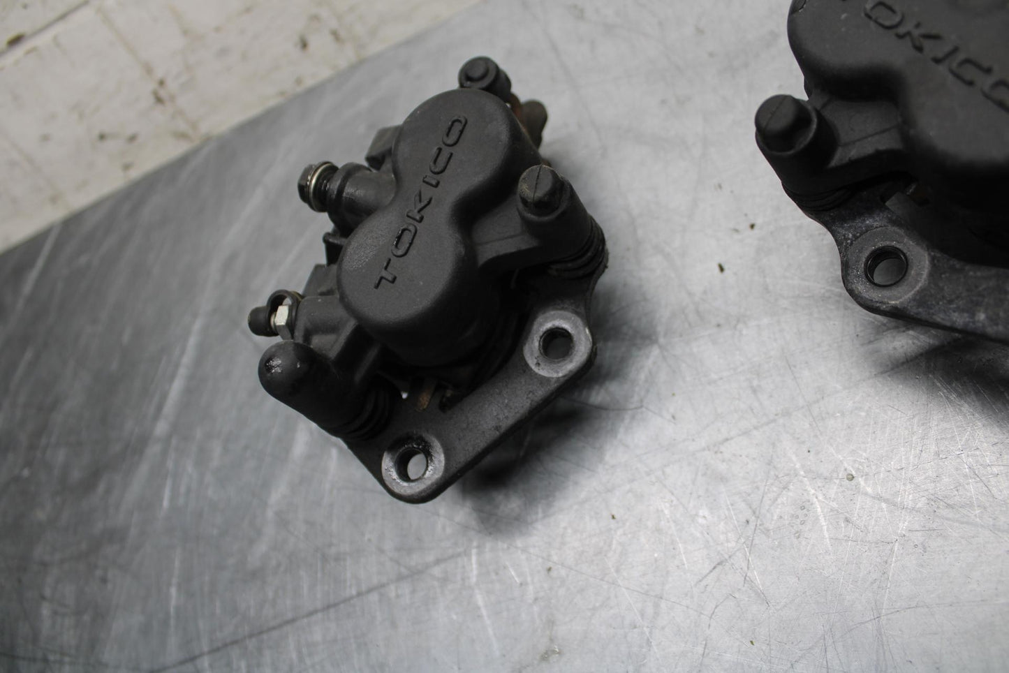 11-14 KAWASAKI VERSYS 650 LE 650C RIGHT LEFT FRONT BRAKE CALIPER SET PAIR BB498