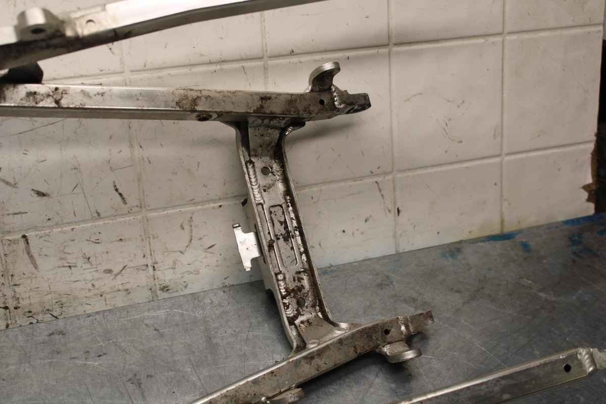 2000 Yamaha YZF R6 REAR BACK TAIL SUBFRAME SUB FRAME BB558