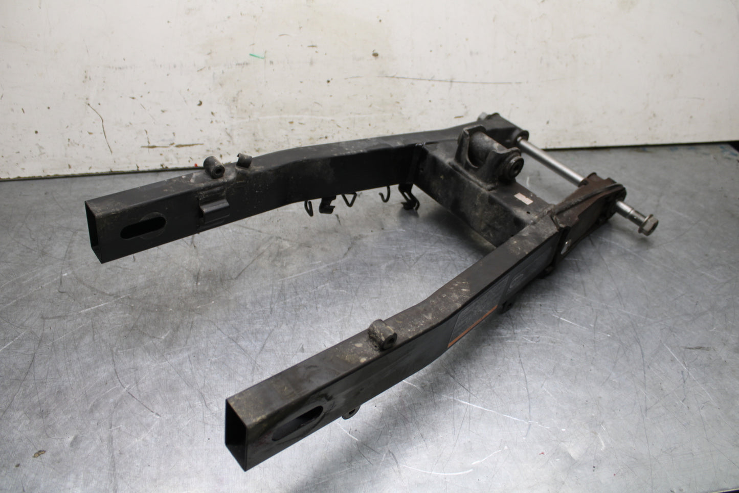 19-22 KAWASAKI Z400 REAR SWINGARM BACK SUSPENSION SWING ARM BB708