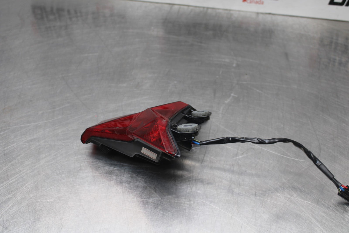 18-26 KAWASAKI Z400 REAR TAIL TAILLIGHT BACK BRAKE LIGHT BB852