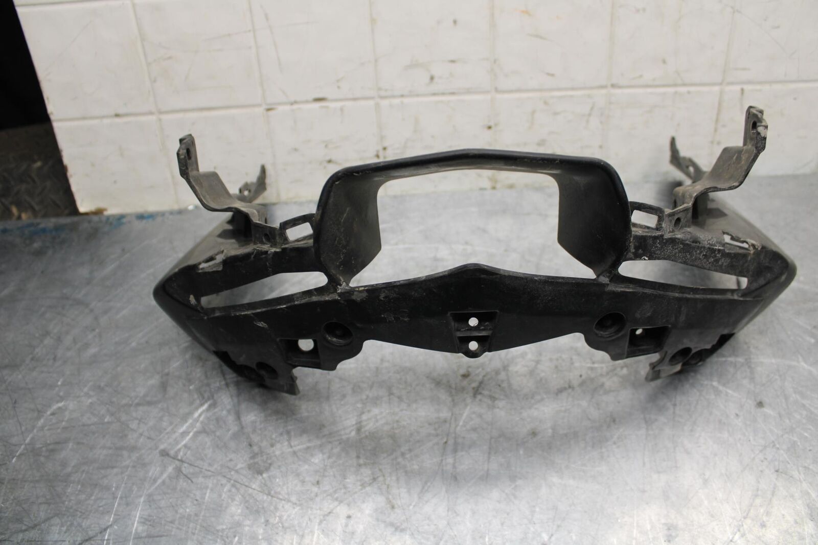 18 YAMAHA YZF R1  FRONT CENTER COWL FAIRING STAY BB473