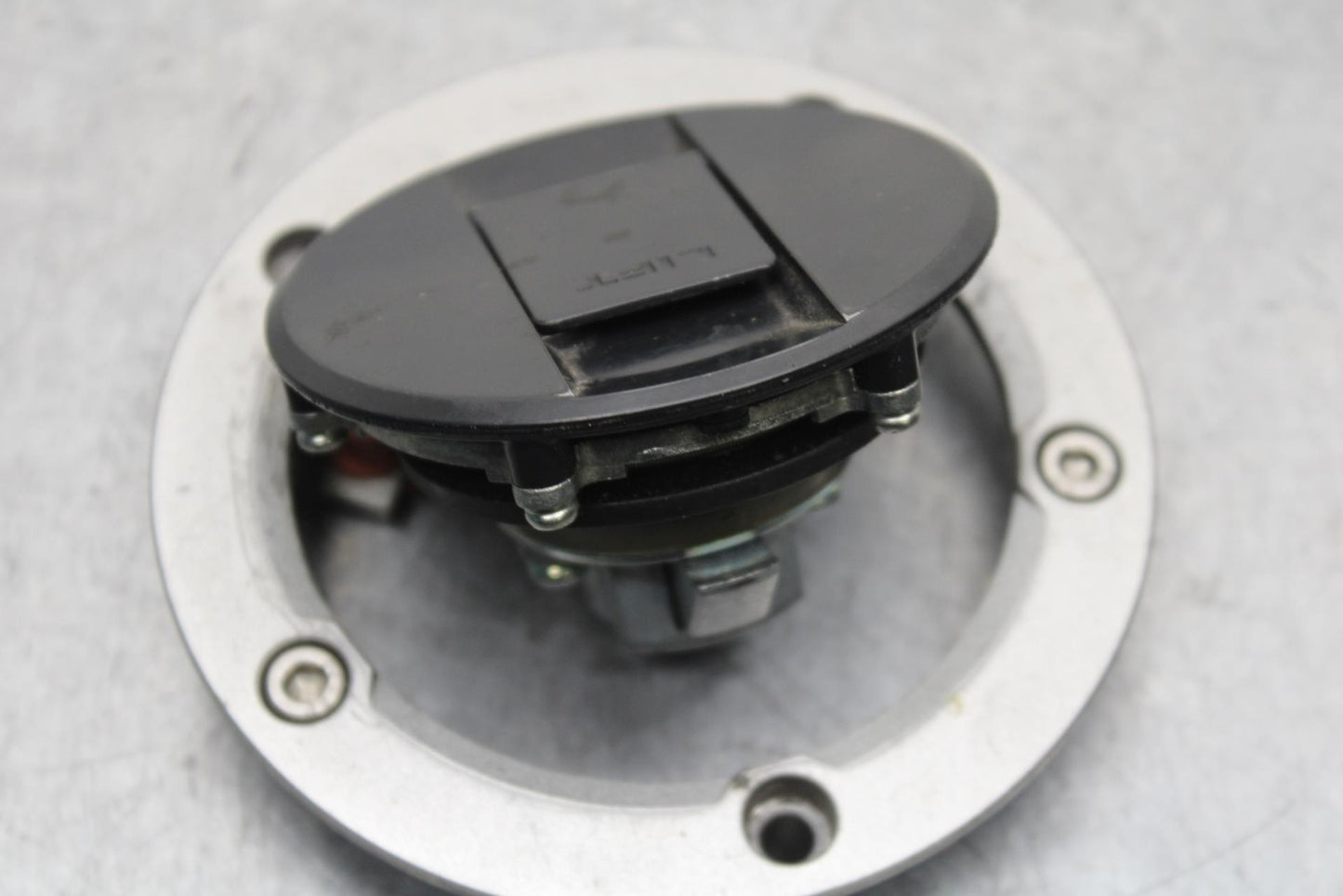 11-22 SUZUKI GSXR600 FUEL TANK GAS CAP WITH KEY BB582