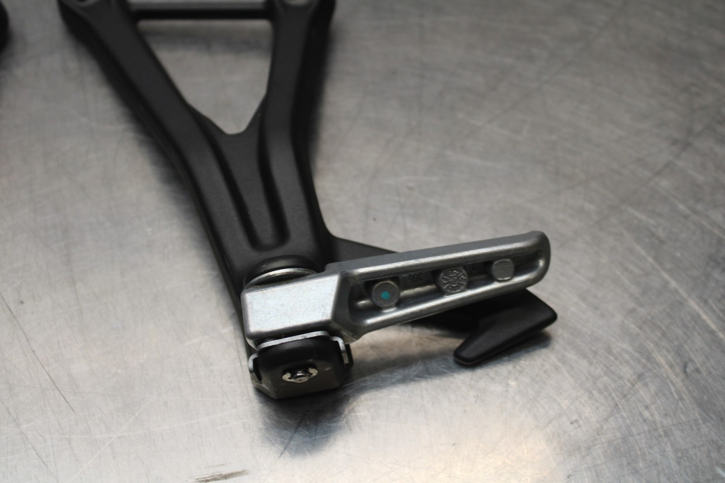 24-25 KAWASAKI NINJA ZX4R REAR BACK PASSENGER PEG SET PAIR BB610