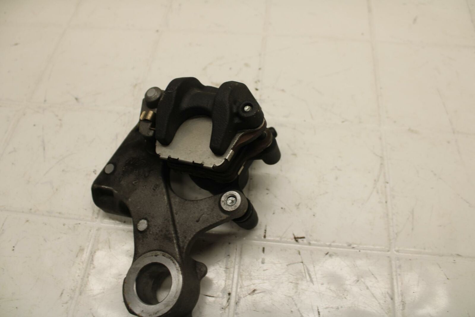 13 SUZUKI GSXR750 REAR BACK BRAKE CALIPER W MOUNT BRACKET 69100-47H10-999 BB17