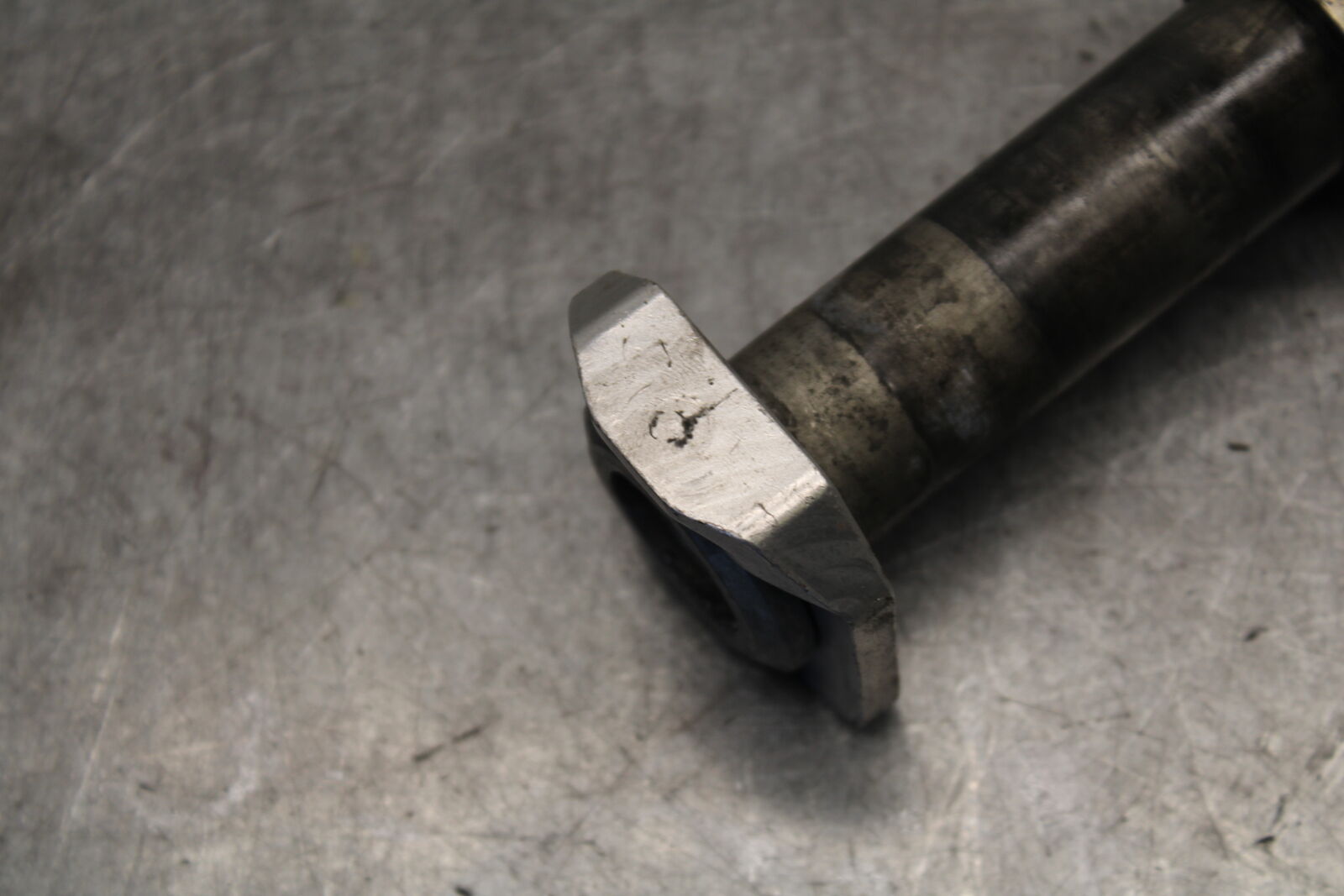 05-06 SUZUKI GSXR1000 REAR AXLE BACK WHEEL RIM PIVOT BOLT AXEL 64711-33E30 BB677