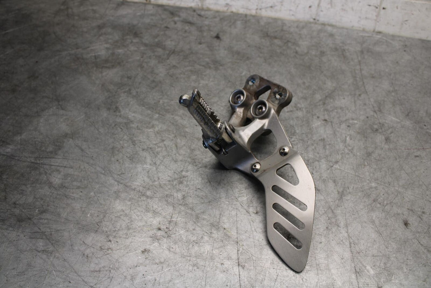 06-07 SUZUKI GSXR750 LEFT REARSET REAR SET DRIVER FOOT PEG REST STOP BB543