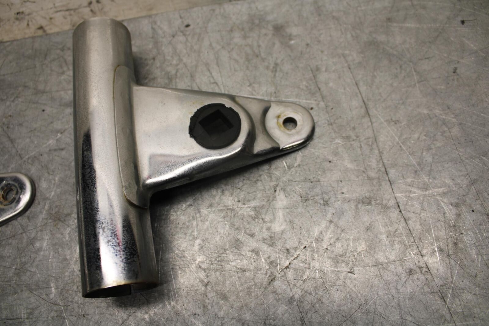 1982 Suzuki GS450L SINGLE HEADLIGHT HEAD LAMP LIGHT BRACKETS BB52