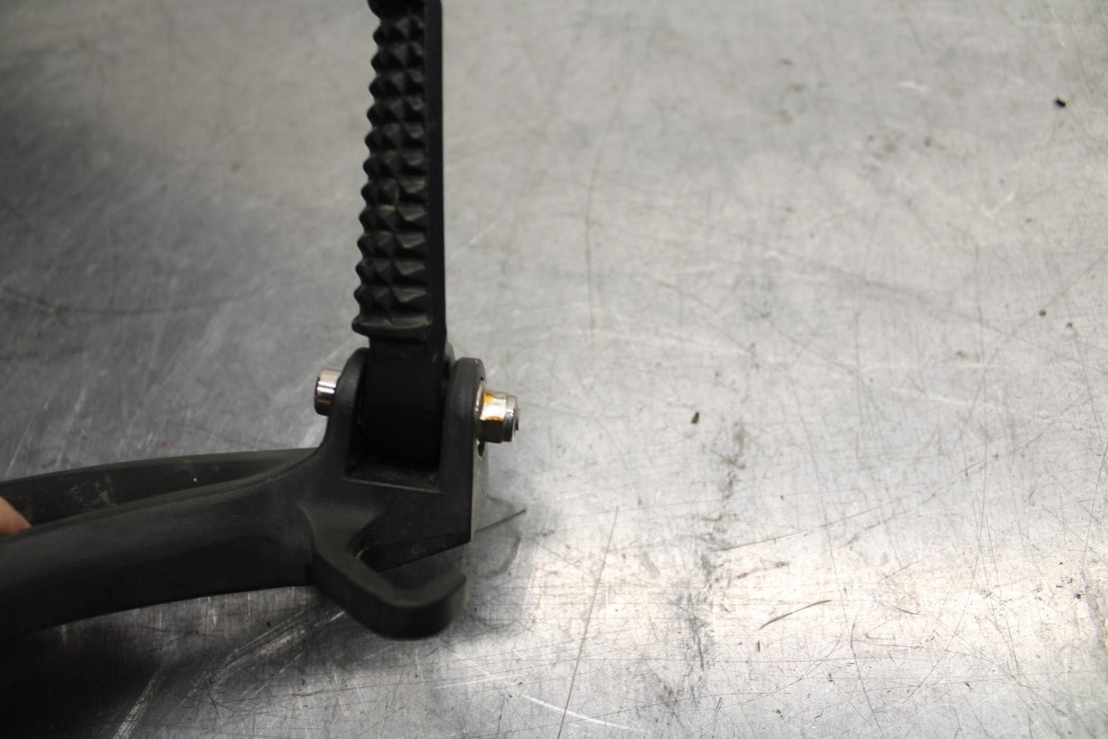 07 YAMAHA YZF R6 2c0 RIGHT REAR BACK PASSENGER PEG BB75