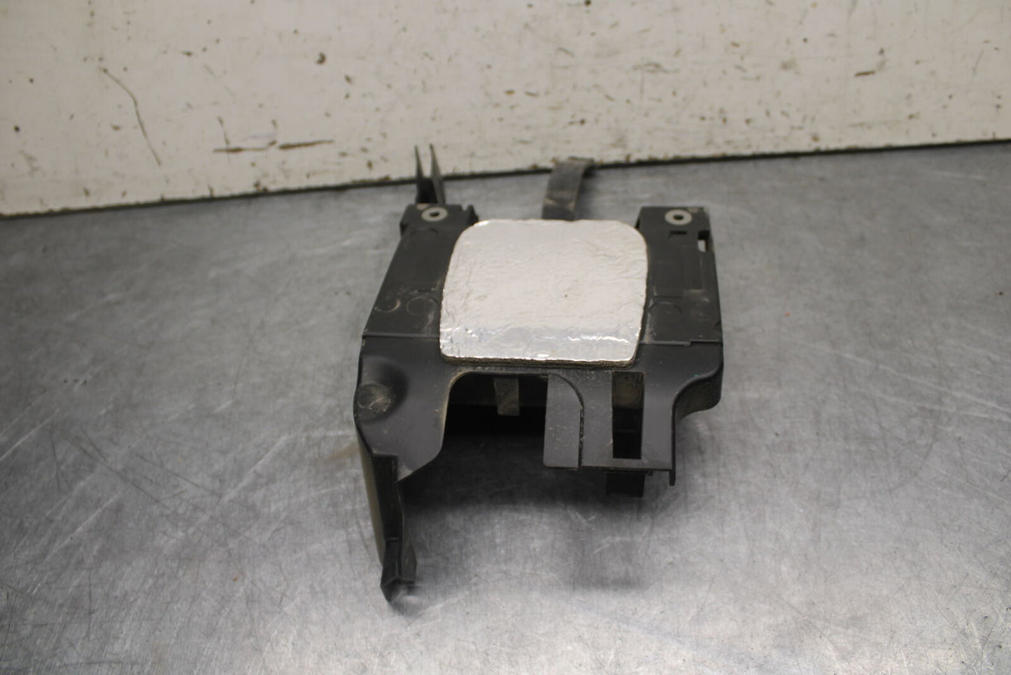 09-14 YAMAHA YZF R1 REAR BACK TAIL UNDERTAIL BATTERY TRAY PLASTIC BB696