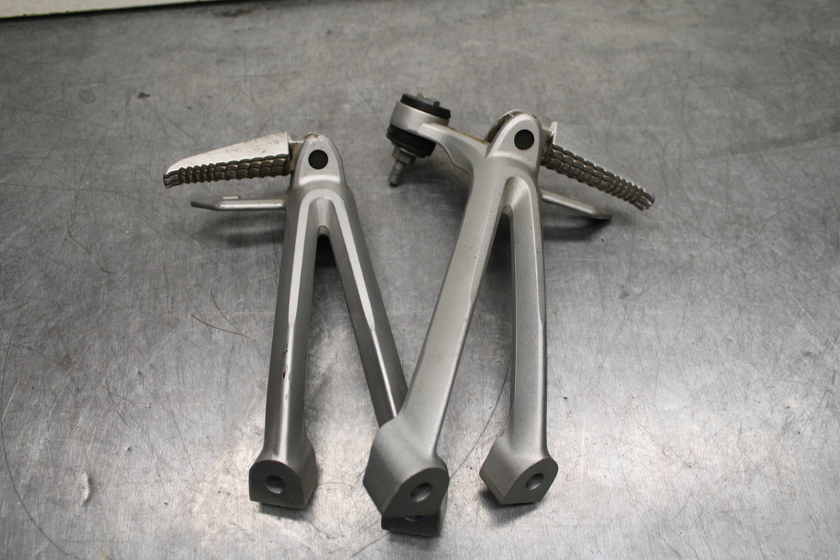 08-10 SUZUKI GSXR 600 REAR BACK PASSENGER PEG SET PAIR BB753
