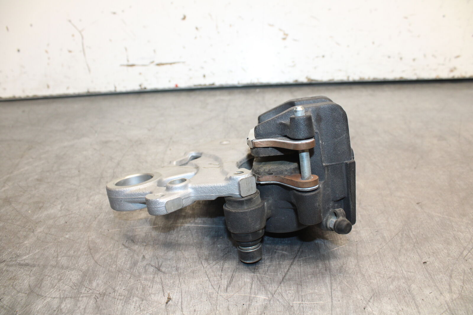 22-24 YAMAHA XSR900 REAR BACK BRAKE CALIPER W MOUNT BRACKET BB710