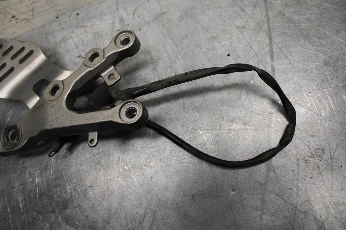 07 YAMAHA YZF R6 RIGHT REARSET REAR SET DRIVER FOOT PEG REST STOP BB495