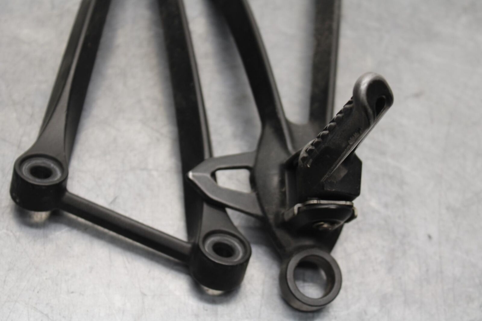 2011 Kawasaki Ninja ZX6R ZX600R RIGHT LEFT PASSENGER FOOT PEGS   BB587