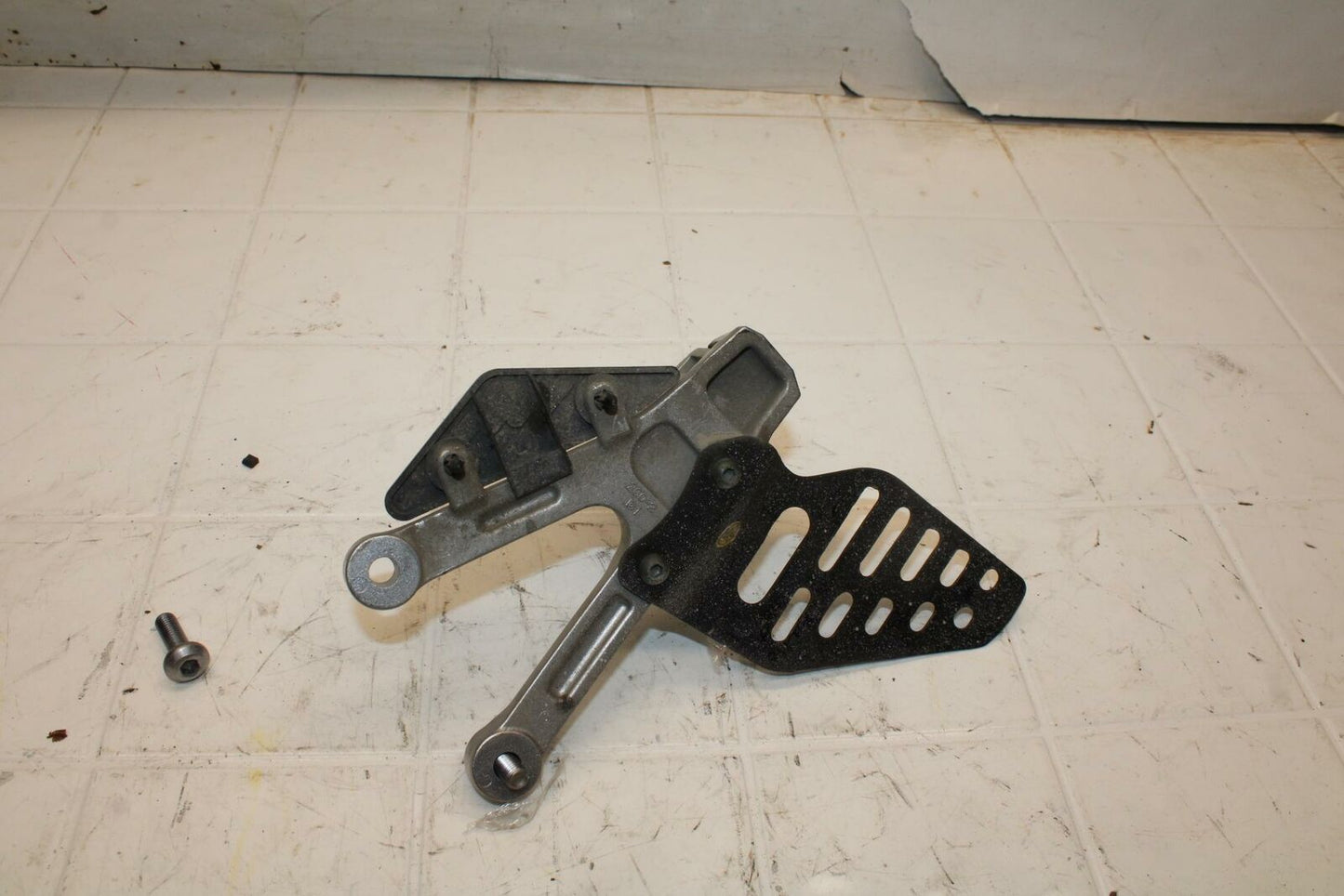 07 YAMAHA YZF R6 LEFT REARSET REAR SET DRIVER FOOT PEG BRACKET MOUNT BB284 C