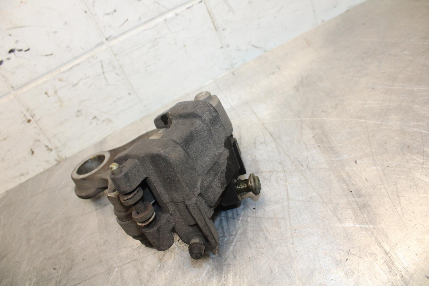 04-06 YAMAHA YZF R1 REAR BACK BRAKE CALIPER W MOUNT BRACKET BB491