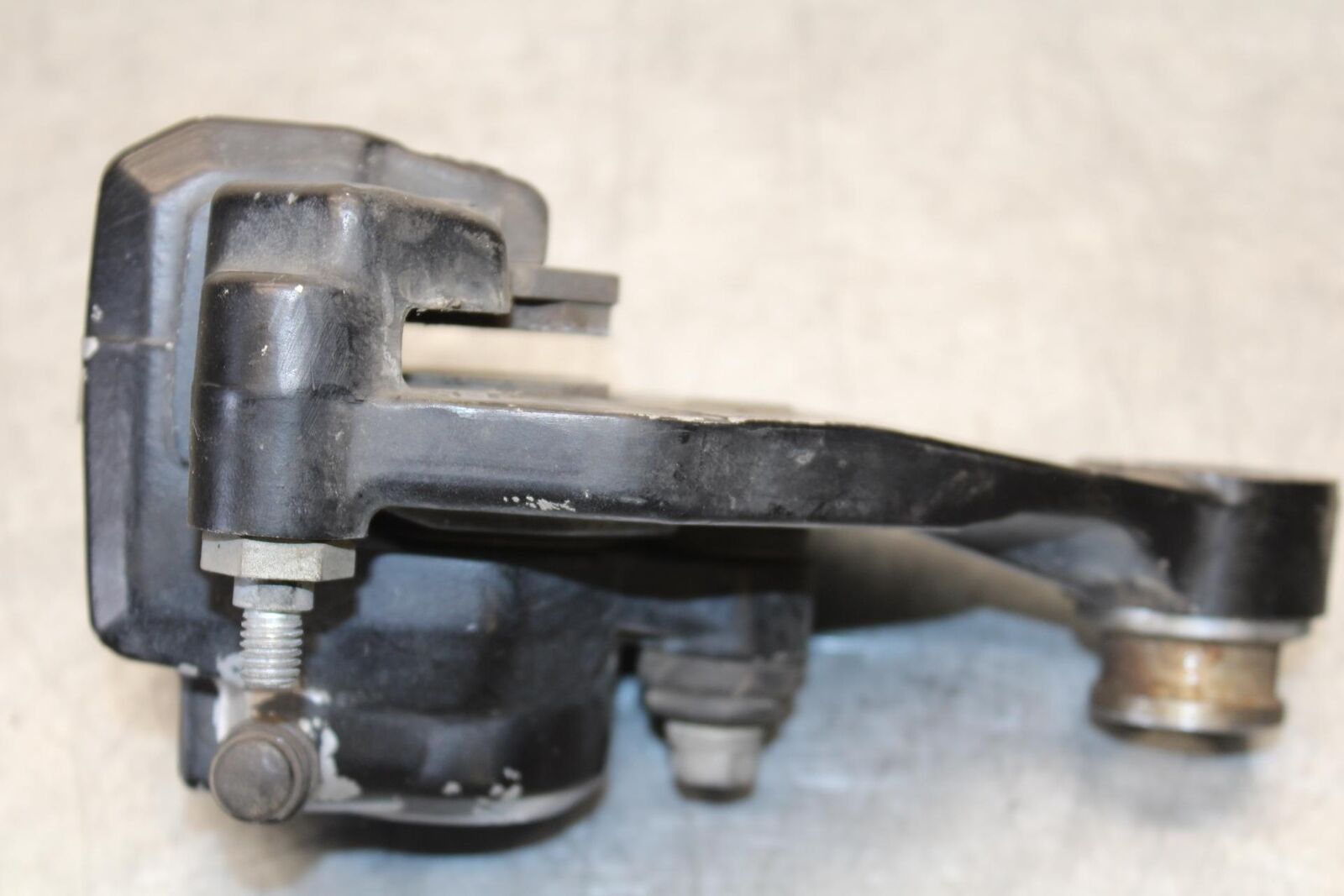 1977 Yamaha XS750 REAR BACK BRAKE CALIPER W MOUNT BRACKET BB554