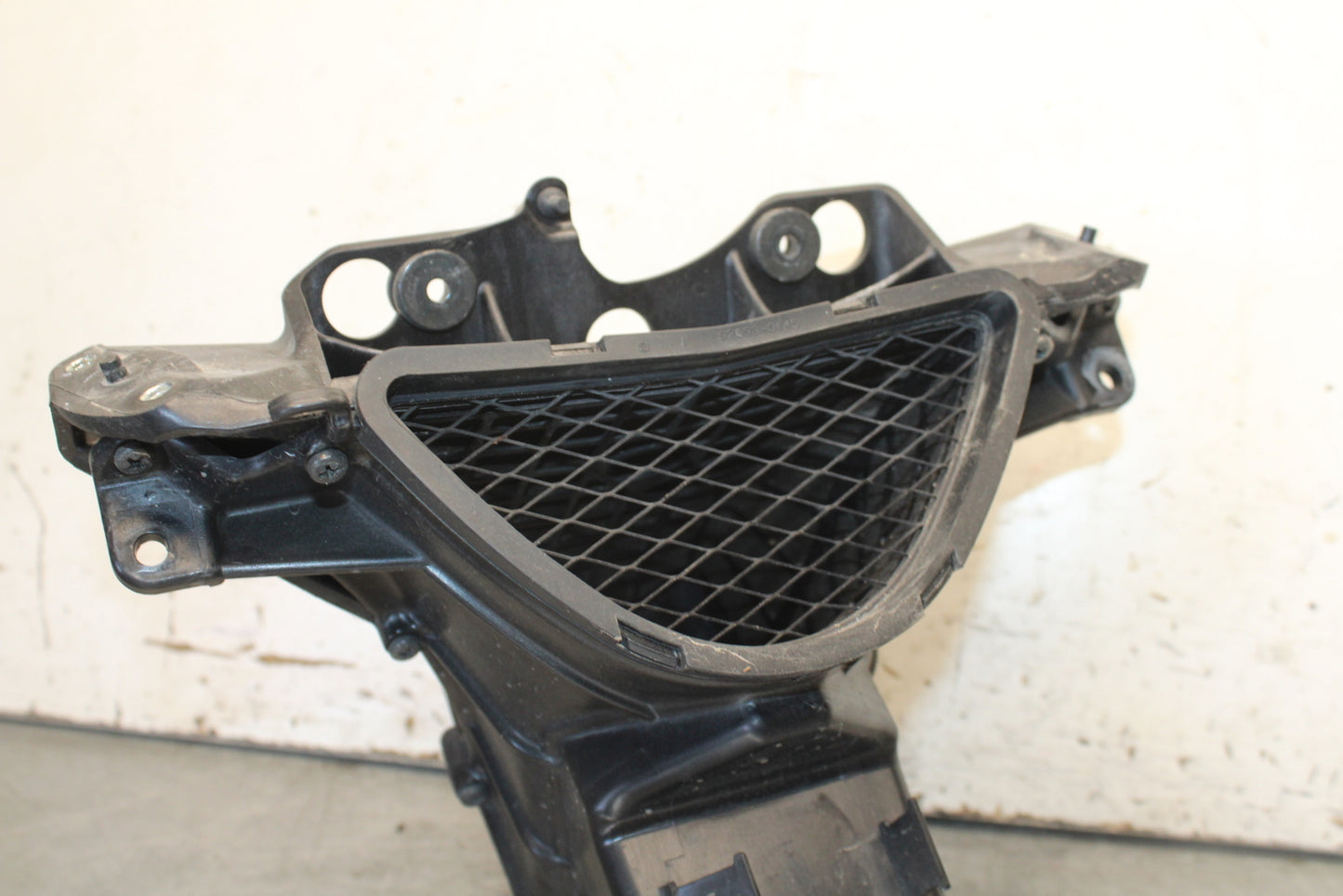 09-12 KAWASAKI NINJA ZX6R UPPER FAIRING MIRROR GAUGES STAY BRACKET BB698