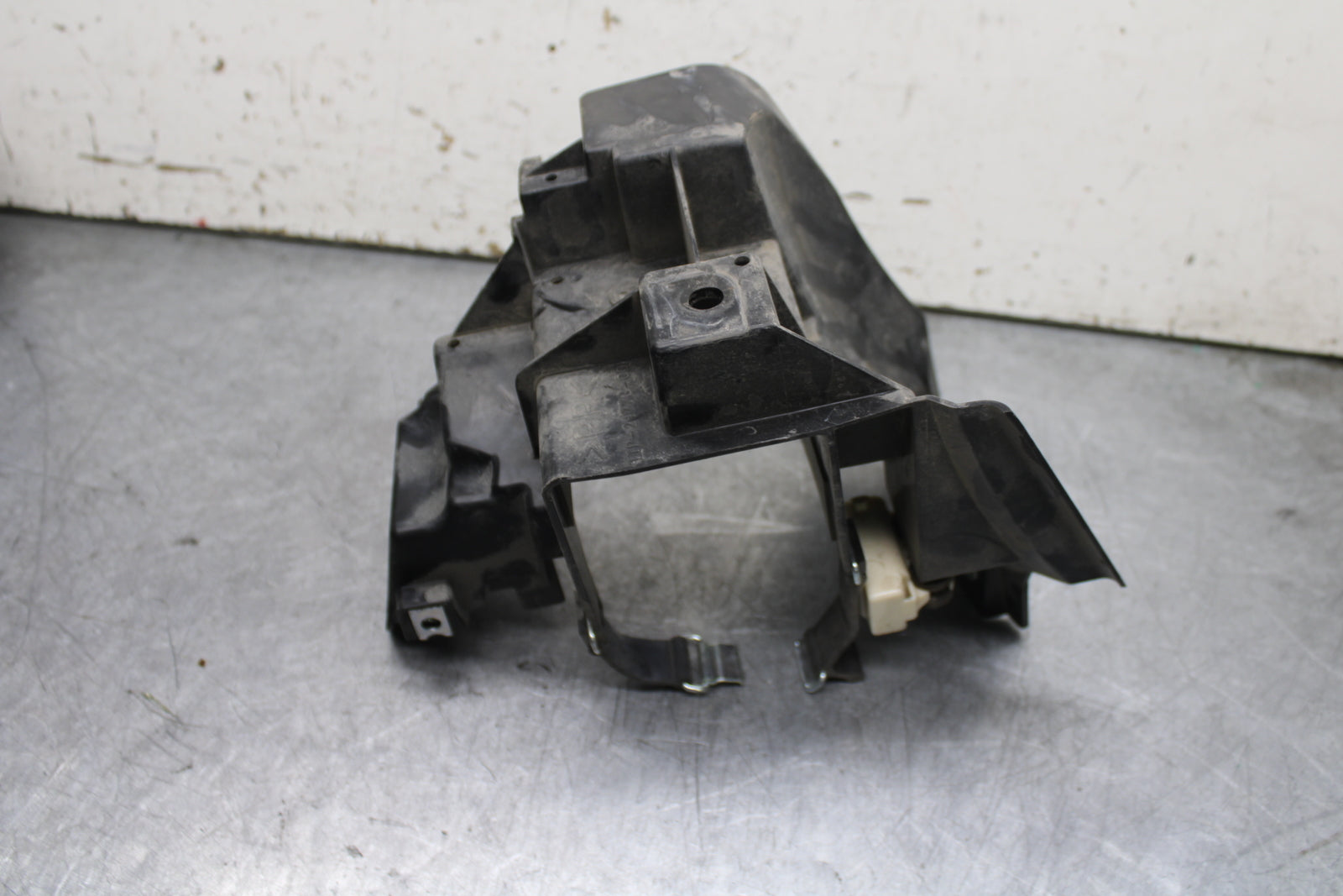 17-24 YAMAHA BOLT XVS950 BATTERY TRAY BOX HOLDER BB729