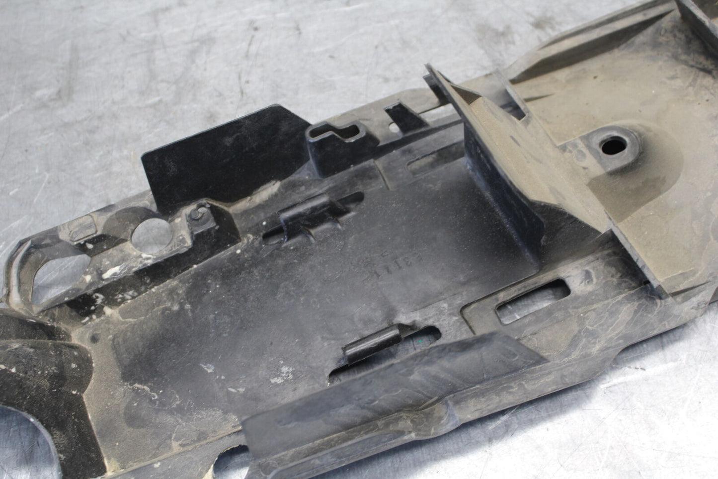 06-07 SUZUKI GSXR 600 REAR BACK TAIL UNDERTAIL BATTERY TRAY PLASTIC BB694