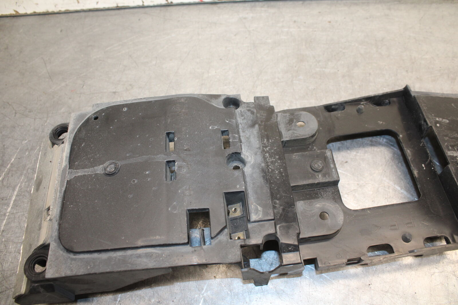 06 YAMAHA YZF R6 REAR BACK TAIL UNDERTAIL BATTERY TRAY PLASTIC BB716