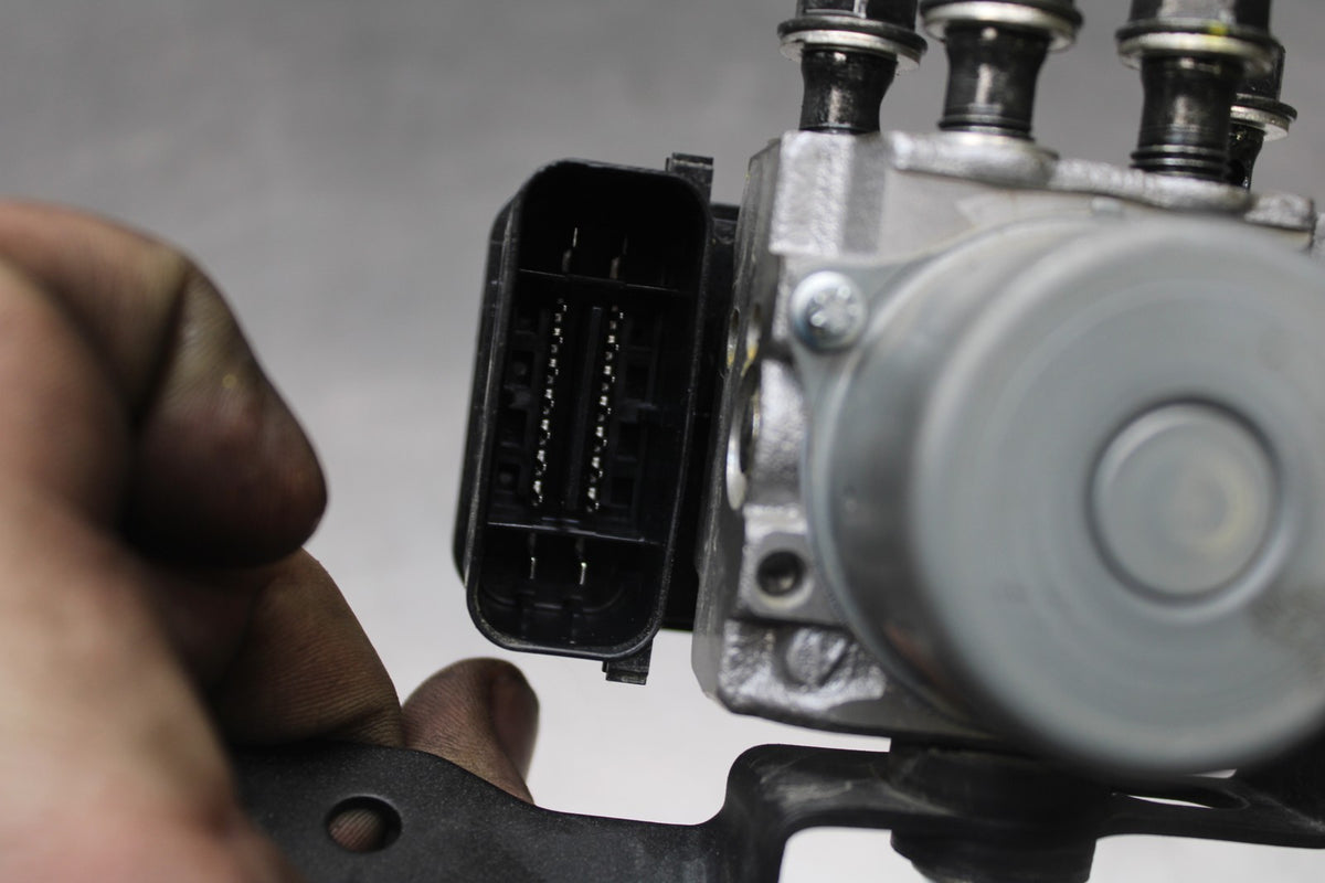 18-26 KAWASAKI Z400 ABS PUMP UNIT MODULE BB852